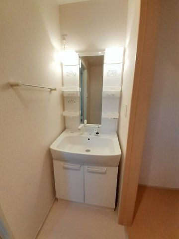 リバーサイド川島Ｂの洗面所|ゆったりとスペースのある洗面所