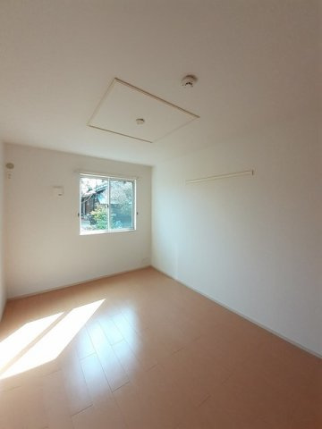 リバーサイド川島Ｂの内装|明るい室内です