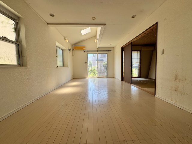 所沢市山口中古戸建の居間・リビング|広さ以上のゆとりを感じられるリビングダイニングは、家族の時間を豊かに彩る大切な場所。家具のレイアウトがしやすく、気分に合わせた模様替えも楽しめます。