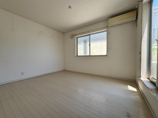 所沢市山口中古戸建の洋室|すっきりとしたつくりで、どんなインテリアにも馴染む洋室。収納とのバランスもよく、日常生活が自然と整う使い勝手の良い一部屋です。
