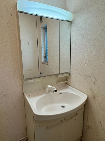 所沢市山口中古戸建の独立洗面台|洗面台新品♪清潔感のある明るい雰囲気の洗面室です。ゆとりある洗面スペースで朝の身支度もスムーズに。
