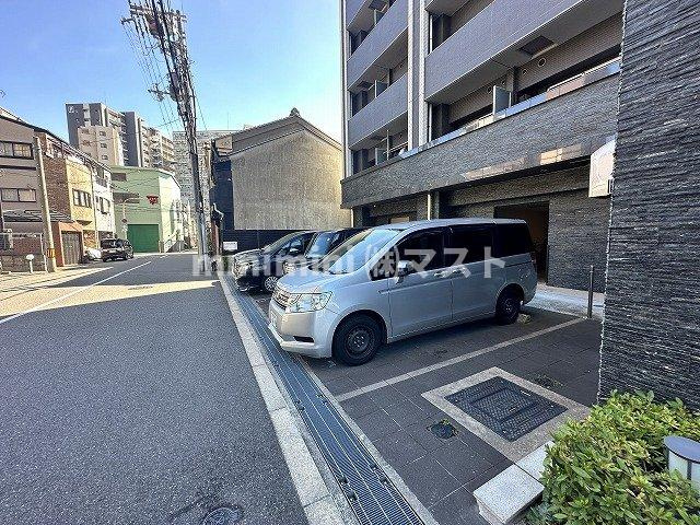 レジュールアッシュ九条の駐車場
