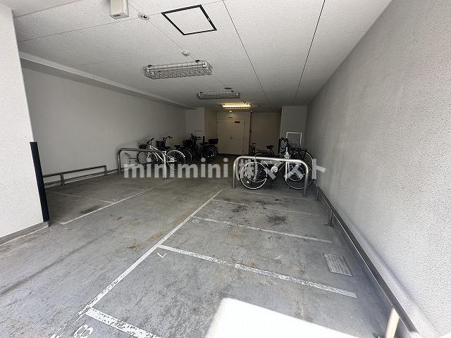 レジュールアッシュ九条の駐車場