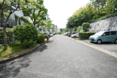 【駐車場】 | 千里緑丘第参九号棟 | 現在ご返済中のカーローン・カードローン・教育ローンなどを住宅ローンに一本化したり、家具家電購入費用・引越し費用を住宅ローンと組み合わせるなど、お客さまにメリットの多い住宅ローンのご提案が可能です。