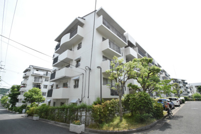【外観】 | 千里緑丘第参九号棟 | エイブル売買事業部では、箕面市・豊中市・吹田市・池田市・茨木市・高槻市の北摂エリア全域で、物件のご紹介を致しております。北摂エリアにて購入物件をお探しの際は、当社までお問合せ下さいませ。