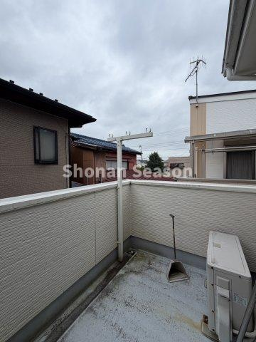 【現地画像あり】平塚市御殿３丁目　中古戸建　37.71坪のバルコニー|洗濯物を干す時間もホッと一息つけそうですね♪