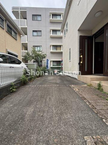 【現地画像あり】平塚市御殿３丁目　中古戸建　37.71坪の前面道路含む現地写真|家族複数台所有でも安心、お車はゆとりの２台駐車が可能です♪
