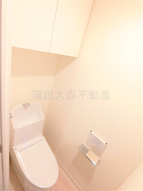 RJRプレシア千鳥のトイレ|吊戸棚と温水洗浄便座付きのトイレ