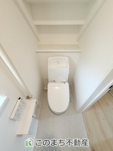 ハートフルタウン宇都宮市八千代2丁目1117番60のトイレ|小窓から換気ができて清潔なトイレスペース