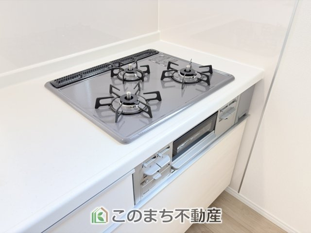 ハートフルタウン宇都宮市八千代2丁目1117番60のキッチン|三ツ口コンロ採用で、同時調理もスムーズ◎！お料理を並べられるカウンター付きで、配膳・片付けをサポート！リビングで過ごすご家族とコミュニケーションを楽しみながら作業可能です♪
