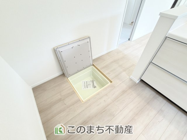 ハートフルタウン宇都宮市八千代2丁目1117番60のキッチン|キッチンには床下収納を備え、食品や日用品のストック収納に便利。すっきり片付く使い勝手の良い設備です。

