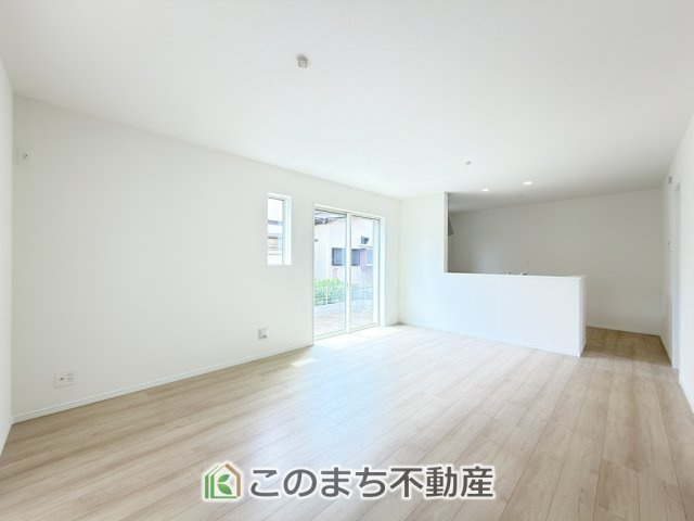 ハートフルタウン宇都宮市八千代2丁目1117番60の居間・リビング|開放感のある広々としたリビング☆家族みんなでゆったりくつろげます♪
南側から暖かな日差しが差し込みます♪キッチンからリビングの様子がよく見渡せます☆