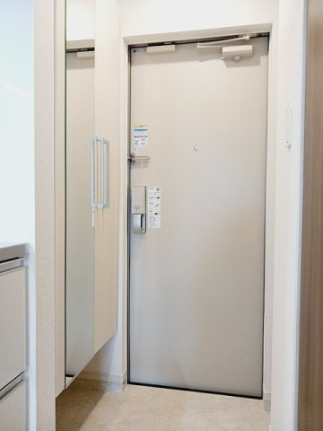ヒカルサ坂戸の玄関