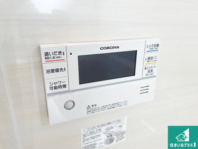 野洲市近江富士　第1期　新築一戸建てのキッチン|リビングと統一感があり、使い勝手のいいキッチン。広々としているので、二人並んで作業が出来ちゃいます。お子様と一緒に色々なお料理に挑戦できるスペースがあります。