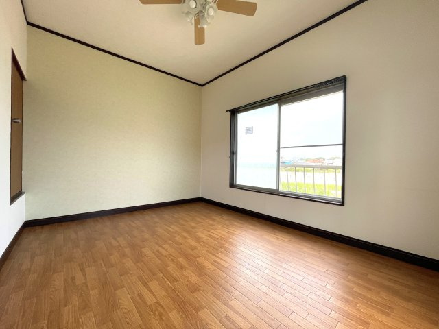 下永吉　せせらぎと緑の提　そよ風が通る家の洋室