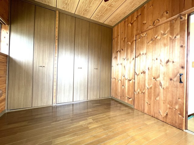 下永吉　せせらぎと緑の提　そよ風が通る家の洋室