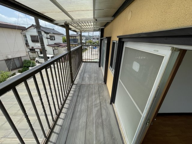 下永吉　せせらぎと緑の提　そよ風が通る家のバルコニー