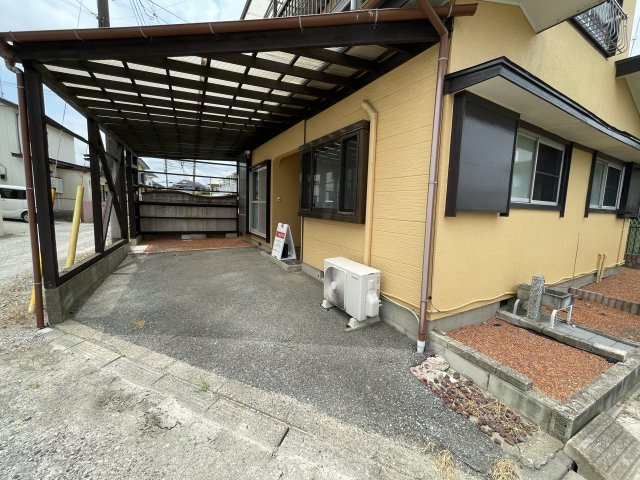 下永吉　せせらぎと緑の提　そよ風が通る家の駐車場