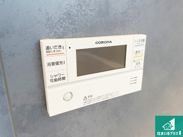 野洲市近江富士　第1期　新築一戸建てのキッチン|リビングと統一感があり、使い勝手のいいキッチン。広々としているので、二人並んで作業が出来ちゃいます。お子様と一緒に色々なお料理に挑戦できるスペースがあります。