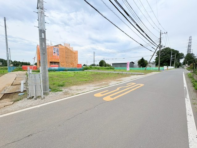 日高市旭ヶ丘　建築条件なし売地　JR川越線『武蔵高萩駅』徒歩35分　【高萩北小学区】の前面道路含む現地写真