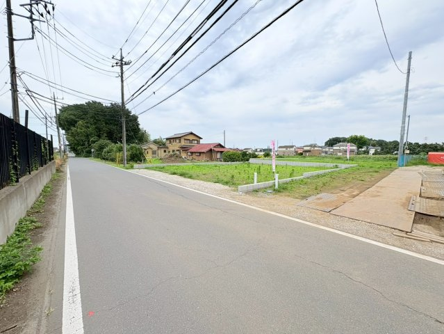 日高市旭ヶ丘　建築条件なし売地　JR川越線『武蔵高萩駅』徒歩35分　【高萩北小学区】の前面道路含む現地写真