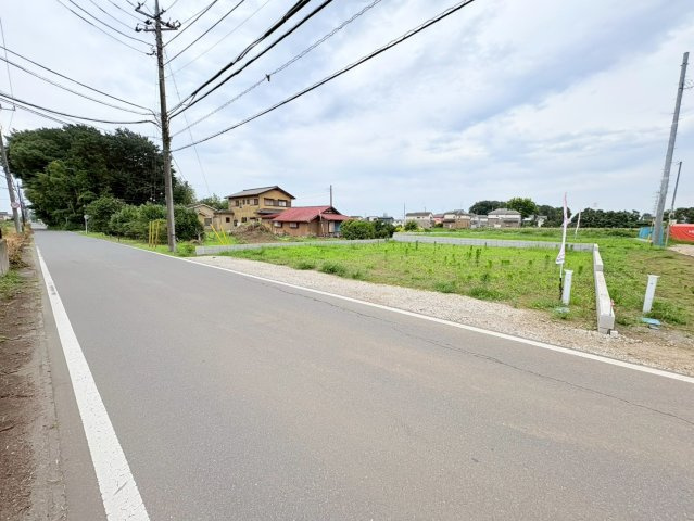 日高市旭ヶ丘　建築条件なし売地　JR川越線『武蔵高萩駅』徒歩35分　【高萩北小学区】の前面道路含む現地写真