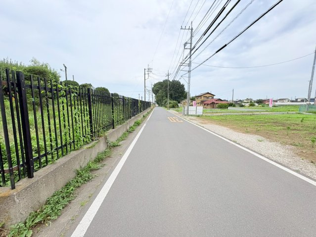 日高市旭ヶ丘　建築条件なし売地　JR川越線『武蔵高萩駅』徒歩35分　【高萩北小学区】の前面道路含む現地写真