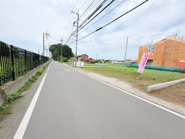 日高市旭ヶ丘　建築条件なし売地　JR川越線『武蔵高萩駅』徒歩35分　【高萩北小学区】の前面道路含む現地写真
