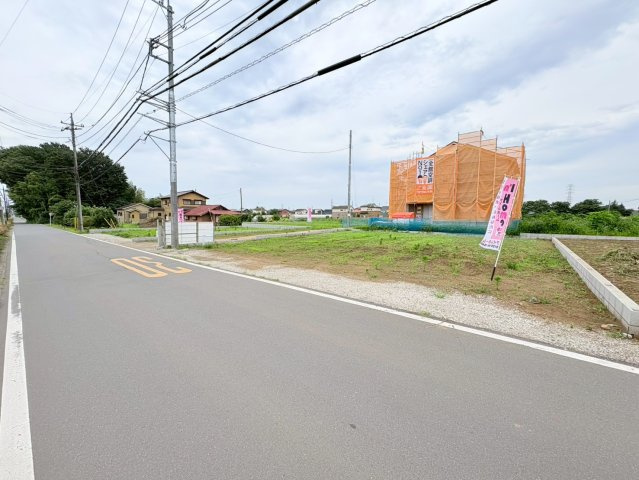 日高市旭ヶ丘　建築条件なし売地　JR川越線『武蔵高萩駅』徒歩35分　【高萩北小学区】の前面道路含む現地写真