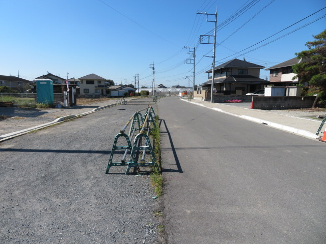 藤岡市岡之郷第３（全6棟）2号棟の前面道路含む現地写真