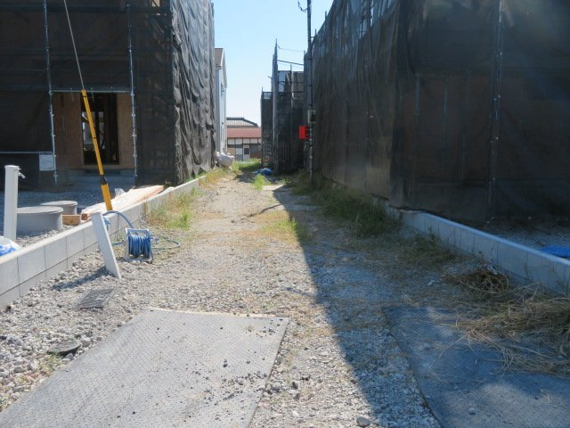 藤岡市岡之郷第３（全6棟）2号棟の前面道路含む現地写真