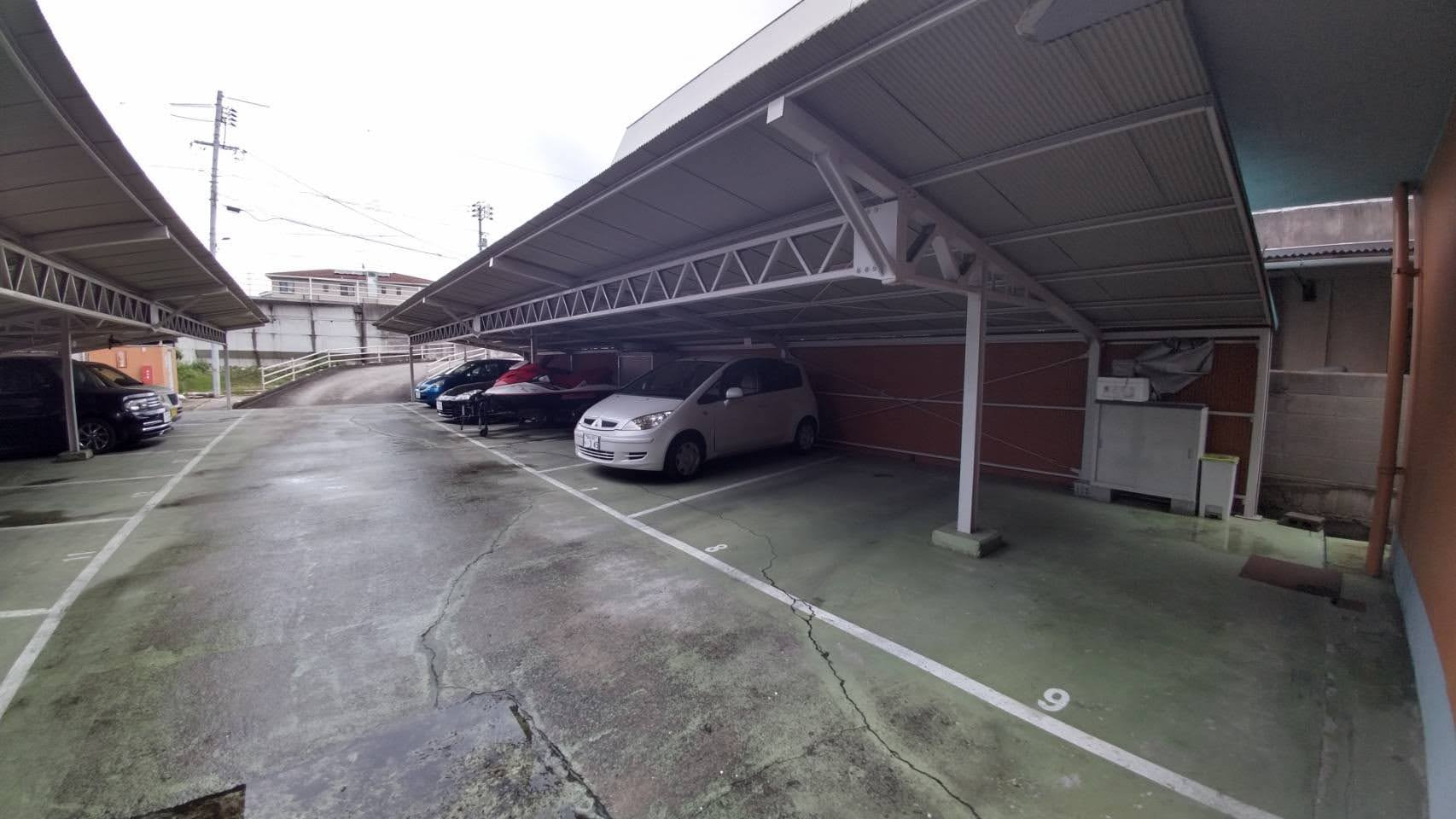 ハイデンス岡山の駐車場