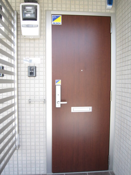 クローバーハイツ慶館の玄関