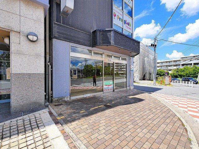 学園前ARCHビルの外観