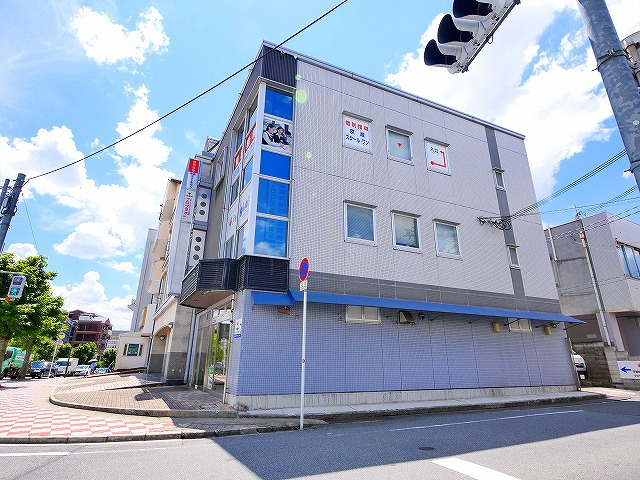 学園前ARCHビルの外観