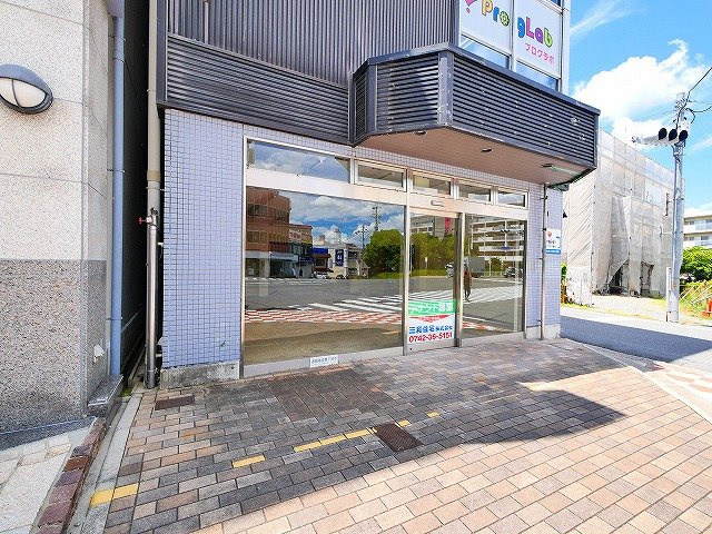 学園前ARCHビルの外観