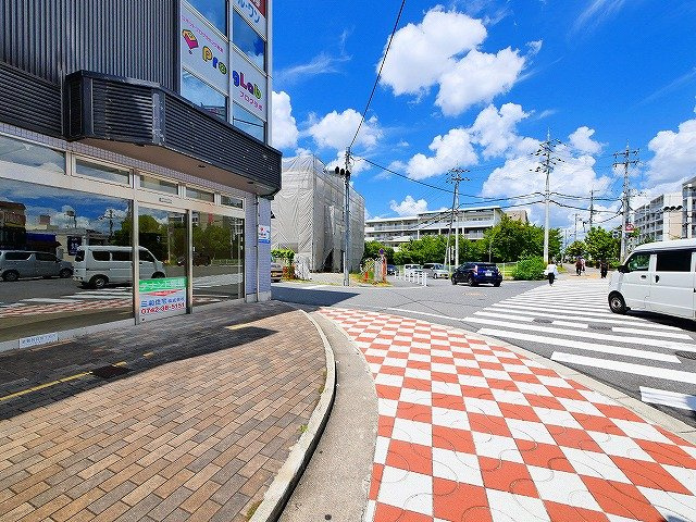 学園前ARCHビルの周辺