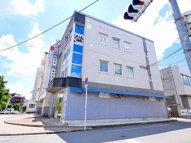 学園前ARCHビルの外観