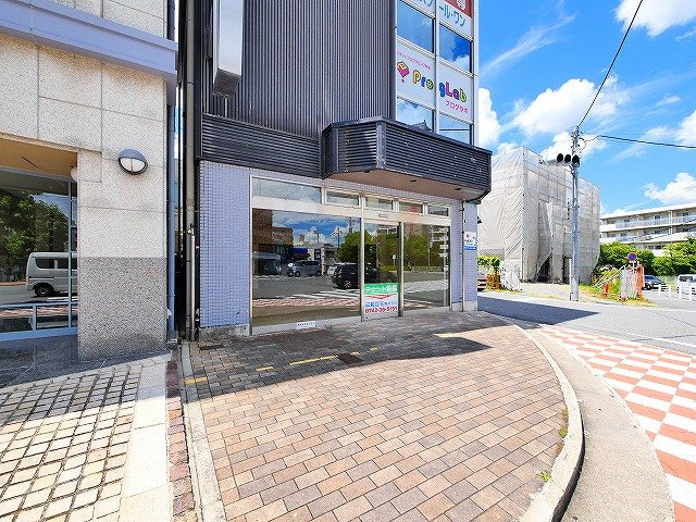 学園前ARCHビルの外観