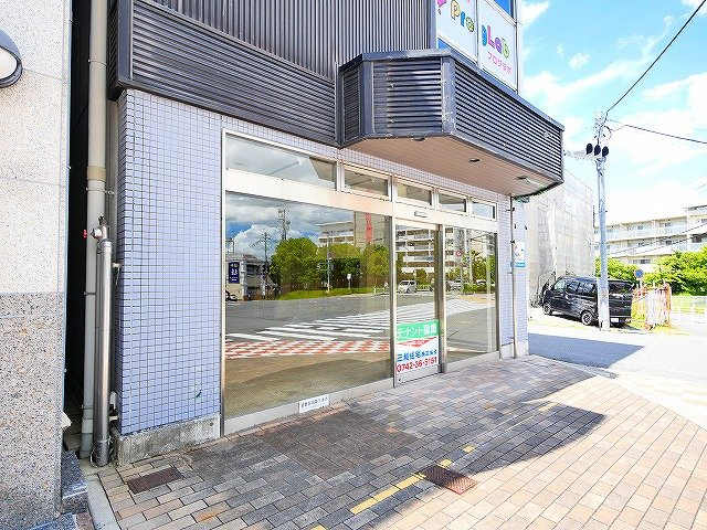 学園前ARCHビルの外観