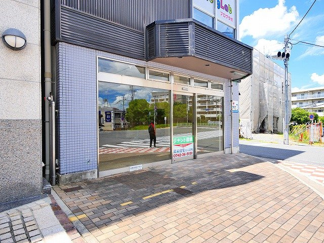 学園前ARCHビルの外観