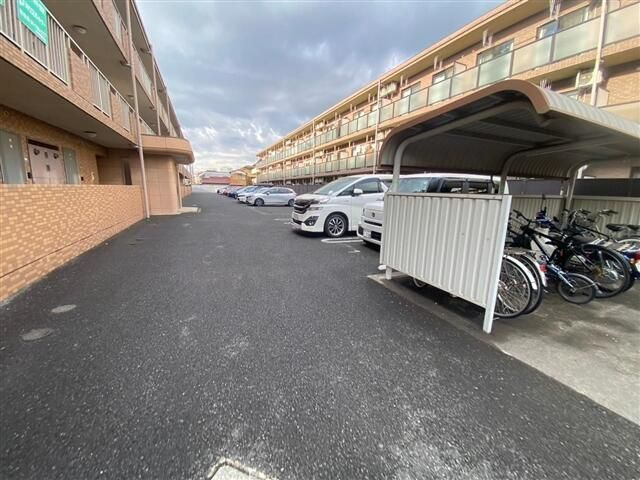 モアルヤタ藤の駐車場|車をお持ちの方に嬉しい駐車場付きの物件です