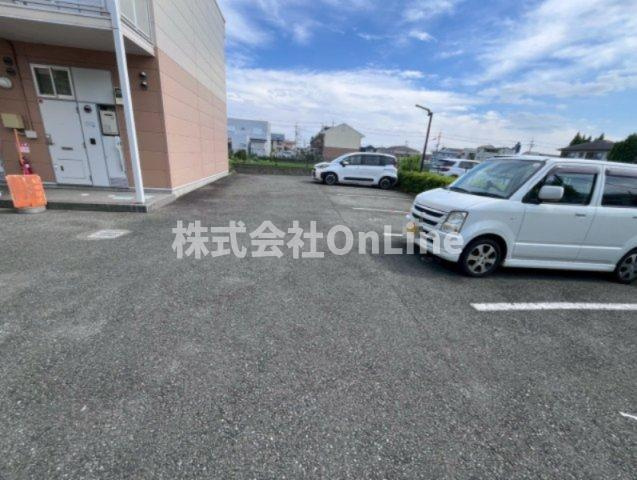 レオパレスグリーンメゾンの駐車場