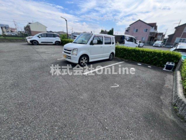 レオパレスグリーンメゾンの駐車場