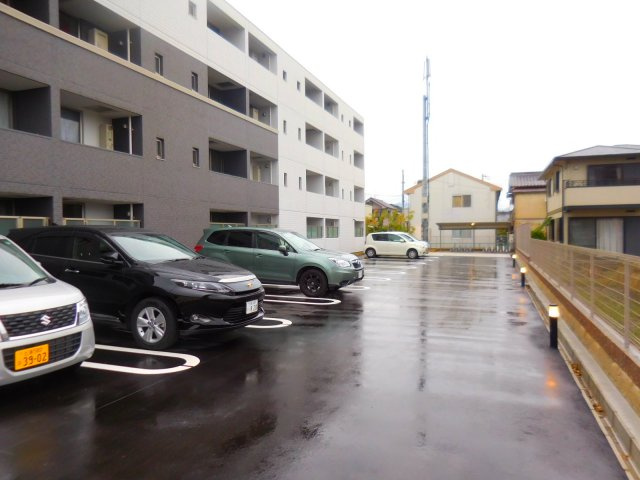 高槻市郡家新町の賃貸マンションの駐車場