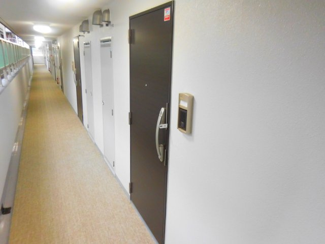 高槻市郡家新町の賃貸マンションの玄関