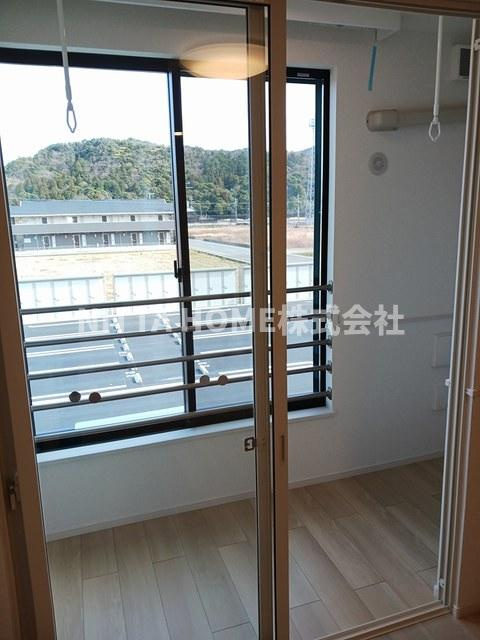 アンソレイエ高浜Ⅰのバルコニー|サンルーム付きでお天気の心配なく洗濯物が干せます◎