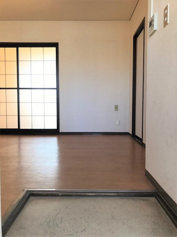 光明サンハイツの玄関