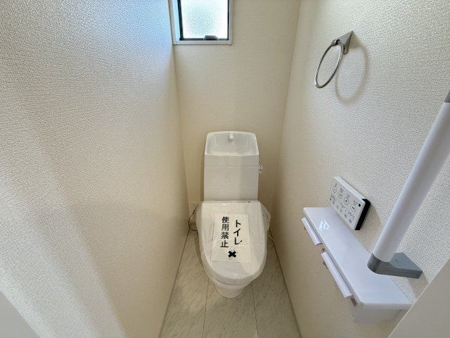 リーブルガーデンS第17渋川金井　3号棟のトイレ|2階トイレです。清潔感のある白を基調としています。