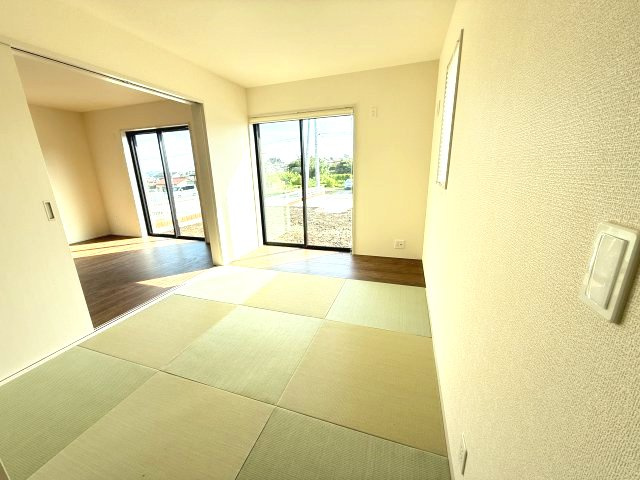 リーブルガーデンS第17渋川金井　3号棟の和室|1階和室6帖です。い草香る和室はくつろぎスペースに最適ですよ♪